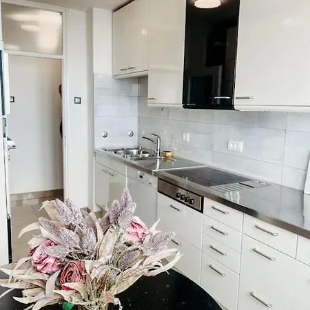 The Sea View Apartman *